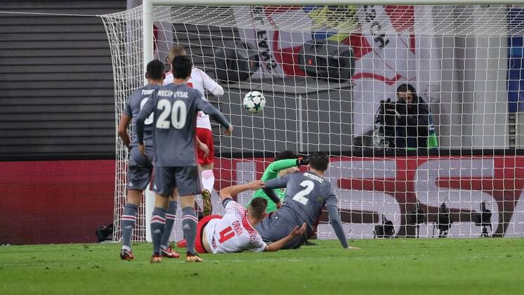 RB Leipzig - Besiktas Istanbul Fussball Champions League Leipzig, 06.12.2017, Red Bull Arena, Fussball, UEFA Champions League, Gruppe G, 6.Spieltag , Rasenballsport Leipzig vs. Besiktas Istanbul, Im Bild; Tor für RB Leipzig. Der Treffer von Timo Werner (11, RB Leipzig) wurde wegen Abseitsstellung nicht anrkannt. ,