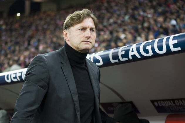 Fußball-Champions-League 2017 2018, Gruppenphase, 6. Spieltag RB Leipzig - Besiktas Istanbul (06.12.2017) RBL-Trainer Ralph Hasenhüttl vor dem Spiel vor einem UEFA-Champions-League-Schriftzug. Leipzig Sachsen Deutschland