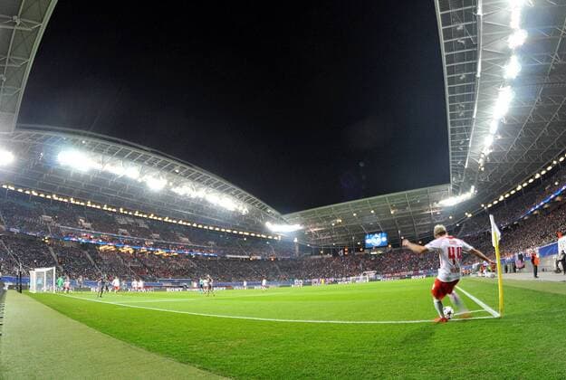 Fußball-Champions-League 2017 2018, Gruppenphase, 6. Spieltag RB Leipzig - Besiktas Istanbul (06.12.2017) Kevin Kampl (RBL) beim Eckball in Fisheye-Optik. Leipzig Sachsen Deutschland