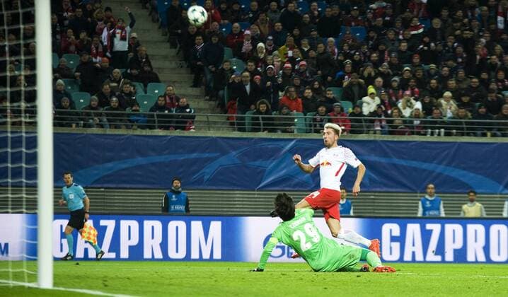 Fußball-Champions-League 2017 2018, Gruppenphase, 6. Spieltag RB Leipzig - Besiktas Istanbul (06.12.2017) Kevin Kampl (RBL) scheitert mit einer Großchance an Istabul-Torhüter Tolga Zengin. Leipzig Sachsen Deutschland