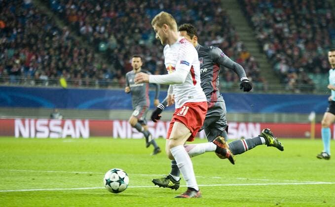 Fußball-Champions-League 2017 2018, Gruppenphase, 6. Spieltag RB Leipzig - Besiktas Istanbul (06.12.2017) Timo Werner (RBL li.) am Ball im Lauzfduell mit Matej Mitrovic (Istanbul) Leipzig Sachsen Deutschland