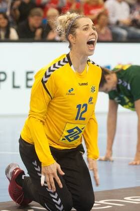 GER, IHF WM 2017, Brasilien (BRA) vs Dänemark (DEN) 06.12.2017, EWE Arena, Oldenburg, Germany, 23.IHF World Championship WM Weltmeisterschaft 2017 Women, first round, Group C, Brasilien vs Dänemark, im Bild Hey Schiri. das war Kreis!!! Barbara ARENHART ( BRA 12 )