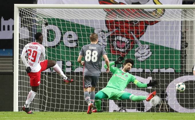 RB Leipzig - Besiktas Istanbul Fussball Champions League Leipzig, 06.12.2017, Red Bull Arena, Fussball, UEFA Champions League, Gruppe G, 6. Spieltag , RB Leipzig vs. Besiktas Istanbul 1:2 (0:1) , Im Bild: Abseitstor. Jean-Kevin Augustin (l., 29, Leipzig) trifft zum vermeintlichen 1:1 Ausgleich. V.l.: Jean-Kevin Augustin (29, Leipzig), Caner Erkin (88, Besiktas) und Torwart Tolga Zengin (29, Besiktas). ,