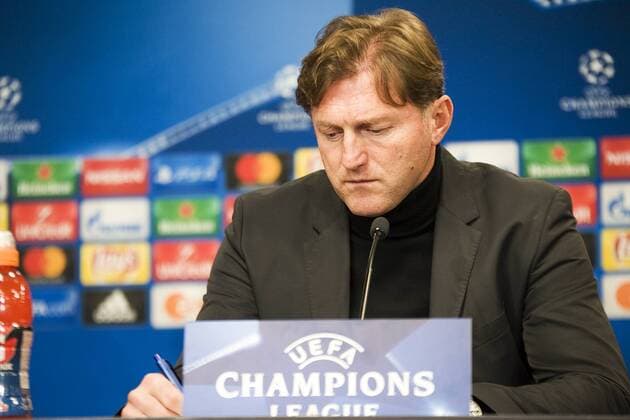 Fußball-Champions-League 2017 2018, Gruppenphase, 6. Spieltag RB Leipzig - Besiktas Istanbul (06.12.2017) RBL-Trainer Ralph Hasenhüttl schreibt bei der Pressekonferenz etwas auf einen Zettel. Leipzig Sachsen Deutschland