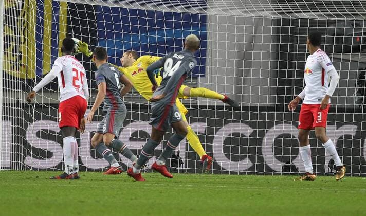 GER, UEFA Champions League, Vorrunde, RasenBallsport Leipzig vs Besiktas Istanbul 06.12.17 , Leipzig, Red Bull Arena, GER, Saison 2017 2018, UEFA Champions League - Gruppe G, RasenBallsport Leipzig vs Besiktas Istanbul im Bild Torwart Peter Gulacsi (Leipzig) machtlos, Talisca (Besiktas) erzielt das Tor zum 1:2 Endstand