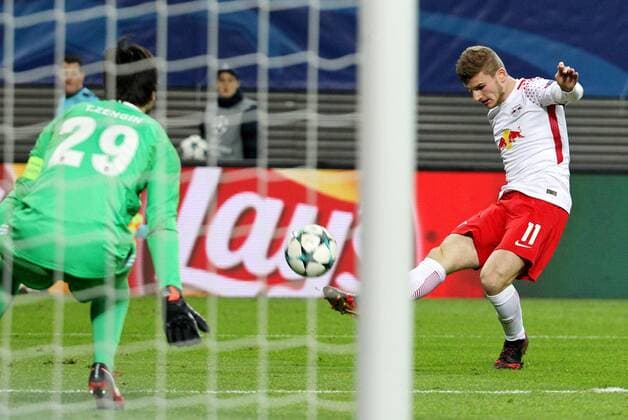 GER, UEFA Champions League, Vorrunde, RasenBallsport Leipzig vs Besiktas Istanbul 06.12.17 , Leipzig, Red Bull Arena, GER, Saison 2017 2018, UEFA Champions League - Gruppe G, RasenBallsport Leipzig vs Besiktas Istanbul im Bild Timo Werner (Leipzig) am Ball vor dem Tor, kann aber nicht punkten