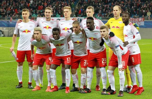 GER, UEFA Champions League, Vorrunde, RasenBallsport Leipzig vs Besiktas Istanbul 06.12.17 , Leipzig, Red Bull Arena, GER, Saison 2017 2018, UEFA Champions League - Gruppe G, RasenBallsport Leipzig vs Besiktas Istanbul im Bild Startelf Mannschaftsfoto RB Leipzig hintere Reihe v.l. Willi Orban, Stefan Ilsanker, Marcel Halstenberg, Lukas Klostermann, Torwart Peter Gulacsi, Naby Deco Keita vordere Reihe v.l. Kevin Kampl, Bruma, Diego Demme, Jean-Kevin Augustin, Timo Werner