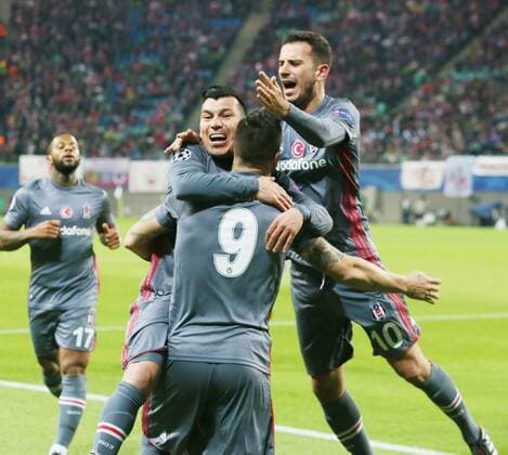 RB Leipzig - Besiktas Istanbul Fussball Champions League Leipzig, 06.12.2017, Red Bull Arena, Fussball, UEFA Champions League, Gruppe G, 6.Spieltag , Rasenballsport Leipzig vs. Besiktas Istanbul 1:2 (0:1) , Im Bild; Tor für Istanbul. çlvaro Negredo (9, Besiktas) erzielt per Foulelfmeter den Treffer zum 0:1 und jubelt mit seinen Teamkollegen. ,