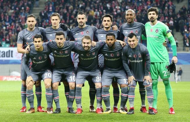 RB Leipzig - Besiktas Istanbul Fussball Champions League Leipzig, 06.12.2017, Red Bull Arena, Fussball, UEFA Champions League, Gruppe G, 6. Spieltag , RB Leipzig vs. Besiktas Istanbul 1:2 (0:1) , Startelf Mannschaft von Besiktas Istanbul. Im Bild, hinten v.l.: Dusko Tosic, Matej Mitrovic, Alvaro Negredo, Mustafa Pektemek, Talisca und Torwart Tolga Zengin. Vorn v.l.: Necip Uysal, Oguzhan Özyakup azyakup, Caner Erkin, Jeremain Lens und Gary Medel. ,