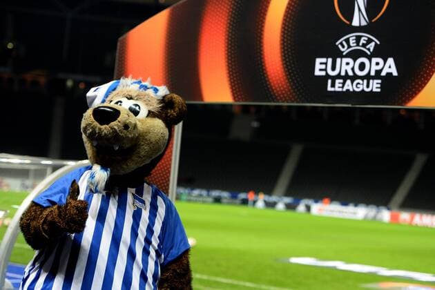 Bilder des Tages - SPORT Fußball, EL, Hertha BSC - Östersunds FK Fussball, Herren, Saison 2017 2018, UEFA Europa League (Gruppe J, 6. Spieltag) in Berlin, Hertha BSC - Östersunds FK, Daumen hoch bei Hertha-Maskottchen Herthinho vor dem Spiel, 07.12.17, Copyright: xMichaelxHundtx xMatthiasxKochx