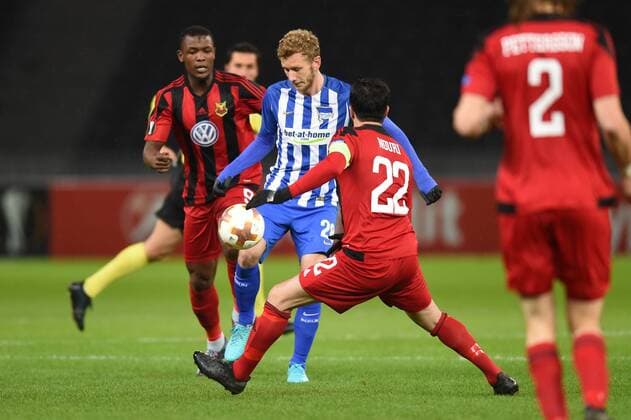 Fussball, Herren, Saison 2017 2018, UEFA Europa League (Gruppe J, 6. Spieltag) in Berlin, Hertha BSC - Östersunds FK, Alhaji Gero (Nr. 9, Östersunds FK), Fabian Lustenberger (Nr. 28, Hertha BSC), Brwa Nouri (Nr. 22, Östersunds FK), 07.12.17, Copyright: xMichaelxHundtx xMatthiasxKochx