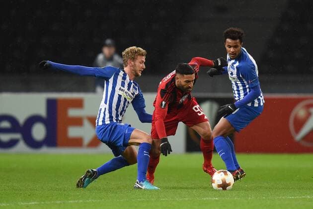 Fussball, Herren, Saison 2017 2018, UEFA Europa League (Gruppe J, 6. Spieltag) in Berlin, Hertha BSC - Östersunds FK, Fabian Lustenberger (Nr. 28, Hertha BSC), Saman Ghoddos (Nr. 93, Östersunds FK), Valentino Lazaro (Nr. 20, Hertha BSC) , 07.12.17, Copyright: xMichaelxHundtx xMatthiasxKochx