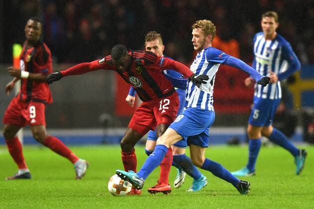 Fussball, Herren, Saison 2017 2018, UEFA Europa League (Gruppe J, 6. Spieltag) in Berlin, Hertha BSC - Östersunds FK, Ken Sema (Nr. 12, Östersunds FK), Peter Pekarik (Nr. 2, Hertha BSC), Fabian Lustenberger (Nr. 28, Hertha BSC), 07.12.17, Copyright: xMichaelxHundtx xMatthiasxKochx