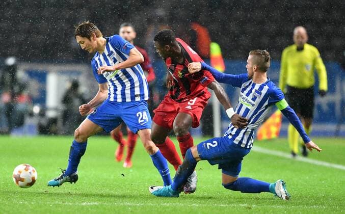 Genki Haraguchi (Hertha BSC), am Ball, rechts Salisu Abdulhi Gero (Östersundfs), Peter Pekarik (Hertha BSC), Hertha BSC Berlin - Östersunds FK Europa League, Gruppenphase, Rückspiel, Fußball, Fussball, soccer, Herren, Männer, Maenner, Deutschland, Germany Berlin, 7.12.2017, OlympiastadionGenki Haraguchi (Hertha BSC),