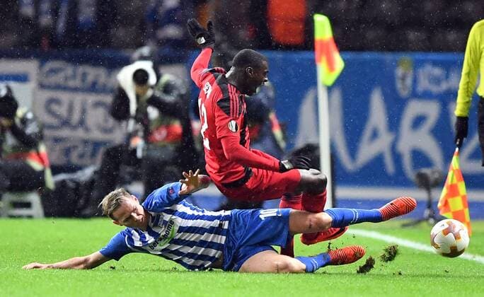 Ondrej Duda (Hertha BSC), und Ken Sema (Östersund), im Zqweikampf Hertha BSC Berlin - Östersunds FK Europa League, Gruppenphase, Rückspiel, Fußball, Fussball, soccer, Herren, Männer, Maenner, Deutschland, Germany Berlin, 7.12.2017, Olympiastadion