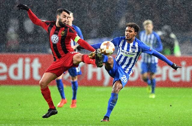 Brwa Nouri (Östersund) links, rechts Valentino Lazaro (Hertha BSC), Hertha BSC Berlin - Östersunds FK Europa League, Gruppenphase, Rückspiel, Fußball, Fussball, soccer, Herren, Männer, Maenner, Deutschland, Germany Berlin, 7.12.2017, Olympiastadion