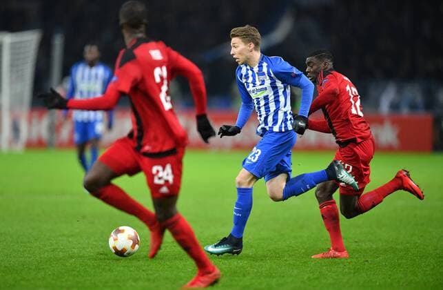 Mitchell Weiser (Hertha BSC), am Ball, rechts Ken Sema (Östersund), vorne Ronald Mukilbi (Östersund) Hertha BSC Berlin - Östersunds FK Europa League, Gruppenphase, Rückspiel, Fußball, Fussball, soccer, Herren, Männer, Maenner, Deutschland, Germany Berlin, 7.12.2017, Olympiastadion