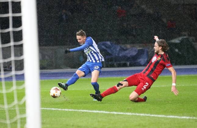 GER, Europa League, Hertha BSC VS. astersund FK 07.12.2017, OLympiastadion, Berlin, GER, Europa League, Hertha BSC VS. astersund FK, im Bild Palko Dardai (Hertha BSC Berlin 32), Tom Pettersson (Ostersund 2),