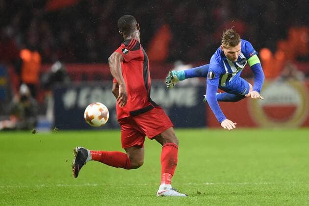 Bilder des Tages - SPORT Fussball, Herren, Saison 2017 2018, UEFA Europa League (Gruppe J, 6. Spieltag) in Berlin, Hertha BSC - Östersunds FK, Alhaji Gero (Nr. 9, Östersunds FK), Peter Pekarik (Nr. 2, Hertha BSC), 07.12.17, Copyright: xMichaelxHundtx xMatthiasxKochx