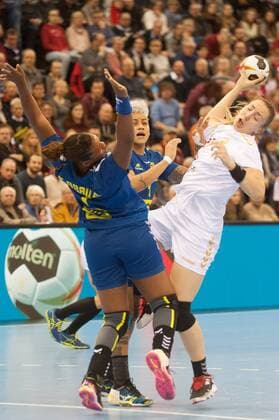 GER, IHF WM 2017, Brasilien (BRA) vs Montenegro (MNE) 08.12.2017, EWE Arena, Oldenburg, Germany, 23.IHF World Championship WM Weltmeisterschaft 2017 Women, first round, Group C, Brasilien vs Montenegro, im Bild Samira ROCHA (Brasilien 4),Tamires ARAUJO (Brasilien 7) Tatjana BRNOVIC ( MNE 10 )