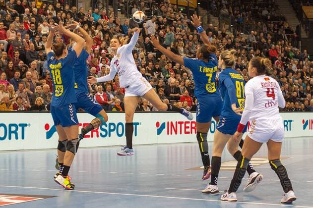 GER, IHF WM 2017, Brasilien (BRA) vs Montenegro (MNE) 08.12.2017, EWE Arena, Oldenburg, Germany, 23.IHF World Championship WM Weltmeisterschaft 2017 Women, first round, Group C, Brasilien vs Montenegro, im Bild Eduarda TALESKA (Brasilien 18) Katarina BULATOVIC ( MNE 32 ),Jovanka RADICEVIC ( MNE 4 )