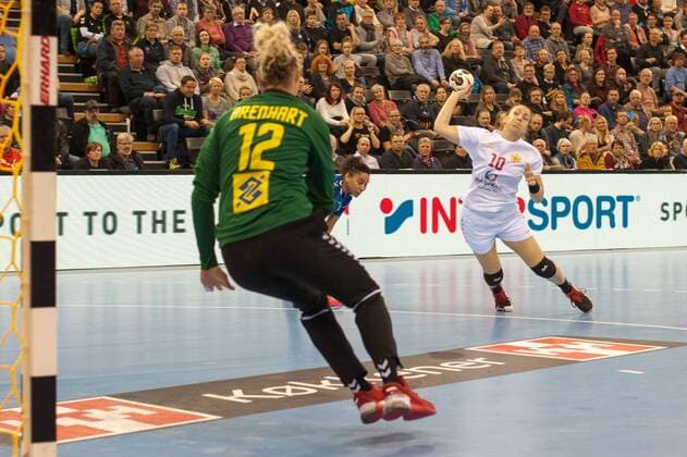 GER, IHF WM 2017, Brasilien (BRA) vs Montenegro (MNE) 08.12.2017, EWE Arena, Oldenburg, Germany, 23.IHF World Championship WM Weltmeisterschaft 2017 Women, first round, Group C, Brasilien vs Montenegro, im Bild Barbara ARENHART (Brasilien 12) Tatjana BRNOVIC ( MNE 10 )