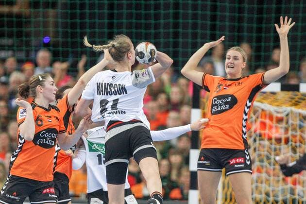 Deutschland - Niederlande Handball Frauen WM Leipzig, 08.12.2017, Arena Leipzig, Weltmeisterschaft 2017, Handball Frauen Vorrunde Gruppe D. , Deutschland ( GER) vs Niederlande ( NED) , Im Bild v.l.: Laura van der HEIJDEN (6, Niederlande), Nadja Mansson (21, Deutschland) und Kelly DULFER (18, Niederlande) ,