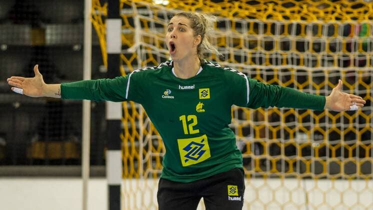 Torhüterin, Goalkeeper Barbara Arenhart (Brasilien, Brazil, 12) reklamiert, beschweren, meckern, complains, Handball, Frauen-Weltmeisterschaft, Brasilien - Montenegro,