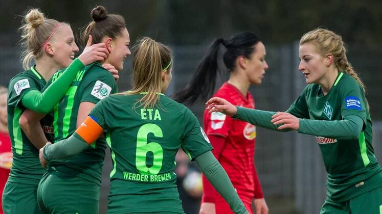 v.li.: Lina Hausicke (SV Werder Bremen, 18), Torschützin Giovanna Hoffmann (SV Werder Bremen, 17), Marie-Louise Eta (SV Werder Bremen, 6) und Verena Volkmer (SV Werder Bremen, 16) mit Torjubel, Jubel, Freude über das Tor zum 1:0, Fussball, Allianz Frauen-Bundesliga, SV Werder Bremen - 1. FC Köln,