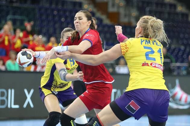 Rumänien - Tschechien Handball Frauen WM Leipzig, 11.12.2017, Arena Leipzig, Weltmeisterschaft 2017, Handball Frauen Achtelfinale. , Rumänien (ROU) vs Tschechien (CZE) , Im Bild v.l.: Florina-Cristina FLORIANU (19, Rumänien), Iveta LUZUMOVA (18, Tschechien) und Crina-Elena PINTEA (21, Rumänien) ,