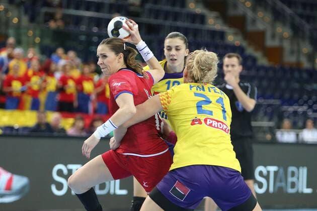 Rumänien - Tschechien Handball Frauen WM Leipzig, 11.12.2017, Arena Leipzig, Weltmeisterschaft 2017, Handball Frauen Achtelfinale. , Rumänien (ROU) vs Tschechien (CZE) , Im Bild v.l.: Iveta LUZUMOVA (18, Tschechien), Florina-Cristina FLORIANU (19, Rumänien) und Crina-Elena PINTEA (21, Rumänien) ,