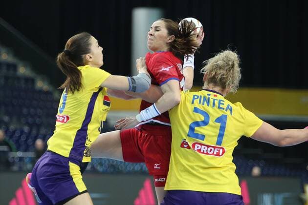 Rumänien - Tschechien Handball Frauen WM Leipzig, 11.12.2017, Arena Leipzig, Weltmeisterschaft 2017, Handball Frauen Achtelfinale. , Rumänien (ROU) vs Tschechien (CZE) , Im Bild v.l.: Cristina-Georgiana NEAGU (8, Rumänien), Iveta LUZUMOVA (18, Tschechien) und Crina-Elena PINTEA (21, Rumänien) ,