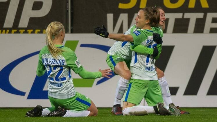 v.li.: Pernille Harder (VfL Wolfsburg, 22), Torschützin Ewa Pajor (VfL Wolfsburg, 17) und Tessa Wullaert (VfL Wolfsburg, 10) mit Torjubel, Jubel, Freude über das Tor zum 1:0, Fussball, Allianz Frauen-Bundesliga, VfL Wolfsburg - FC Bayern München,