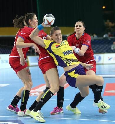Rumänien - Tschechien Handball Frauen WM Leipzig, 11.12.2017, Arena Leipzig, Weltmeisterschaft 2017, Handball Frauen Achtelfinale. , Rumänien (ROU) vs Tschechien (CZE) 27:28 (17:14) , Im Bild v.l.: Dominika ZACHOVA (44, Tschechien), Timeea-Judita TATAR (33, Rumänien) und Iveta LUZUMOVA (18, Tschechien) ,