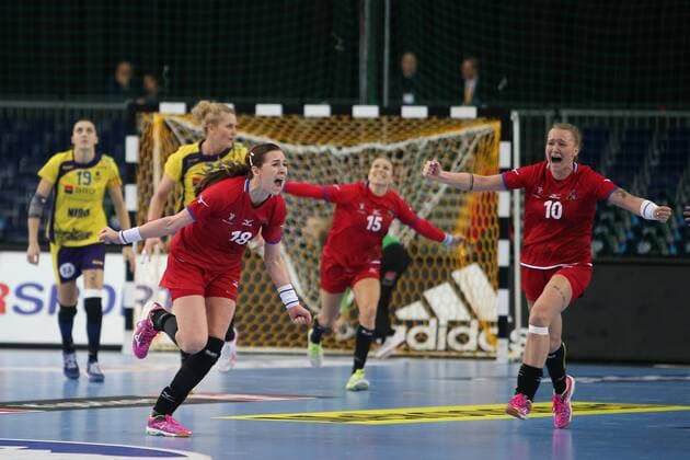 Rumänien - Tschechien Handball Frauen WM Leipzig, 11.12.2017, Arena Leipzig, Weltmeisterschaft 2017, Handball Frauen Achtelfinale. , Rumänien (ROU) vs Tschechien (CZE) 27:28 (17:14) , Im Bild v.l.: Iveta LUZUMOVA (18, Tschechien), Michaela HRBKOVA (15, Tschechien) und Petra MANAKOVA (10, Tschechien) jubeln nach dem Siegtor von Michaela HRBKOVA (15, Tschechien) ,