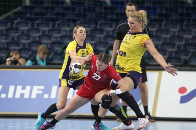 Rumänien - Tschechien Handball Frauen WM Leipzig, 11.12.2017, Arena Leipzig, Weltmeisterschaft 2017, Handball Frauen Achtelfinale. , Rumänien (ROU) vs Tschechien (CZE) 27:28 (17:14) , Im Bild v.l.: Aneta UDRISTIOIU (2, Rumänien), Petra ADAMKOVA (27, Tschechien) und Crina-Elena PINTEA (21, Rumänien) ,