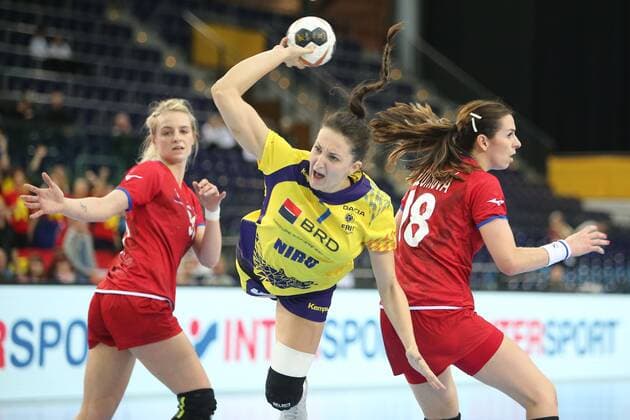 Rumänien - Tschechien Handball Frauen WM Leipzig, 11.12.2017, Arena Leipzig, Weltmeisterschaft 2017, Handball Frauen Achtelfinale. , Rumänien (ROU) vs Tschechien (CZE) 27:28 (17:14) , Im Bild v.l.: t21, Eliza Iulia BUCESCHI (7, Rumänien) und Iveta LUZUMOVA (18, Tschechien) ,