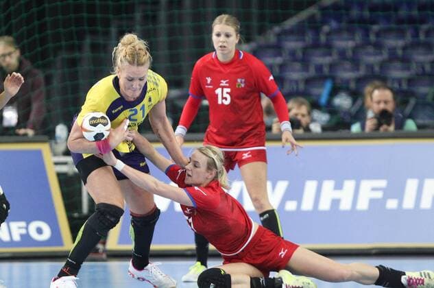 Leipzig, 11.12.2017, Arena Leipzig, Weltmeisterschaft 2017, Handball Frauen Achtelfinale. , Rumänien (ROU) vs Tschechien (CZE) 27:28 (17:14) , Im Bild v.l.: Crina-Elena PINTEA (21, Rumänien), Marketa JERABKOVA (51, Tschechien) und Michaela HRBKOVA (15, Tschechien) ,