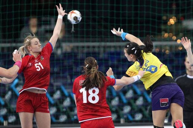 Leipzig, 11.12.2017, Arena Leipzig, Weltmeisterschaft 2017, Handball Frauen Achtelfinale. , Rumänien (ROU) vs Tschechien (CZE) 27:28 (17:14) , Im Bild: Marketa JERABKOVA (51, Tschechien), Iveta LUZUMOVA (18, Tschechien) und Cristina-Georgiana NEAGU (8, Rumänien) ,