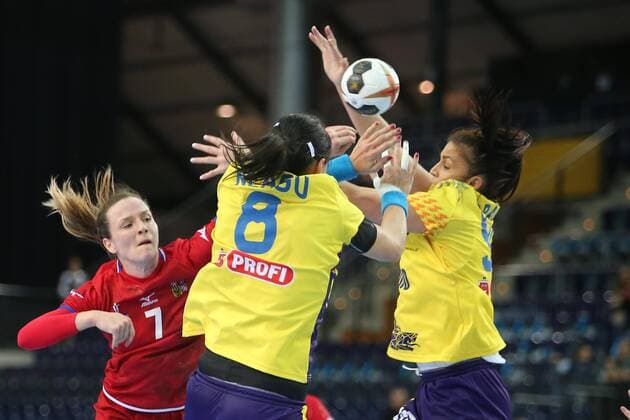 Leipzig, 11.12.2017, Arena Leipzig, Weltmeisterschaft 2017, Handball Frauen Achtelfinale. , Rumänien (ROU) vs Tschechien (CZE) 27:28 (17:14) , Im Bild v.l.: Helena RYSANKOVA (7, Tschechien), Cristina-Georgiana NEAGU (8, Rumänien) und Timeea-Judita TATAR (33, Rumänien) ,