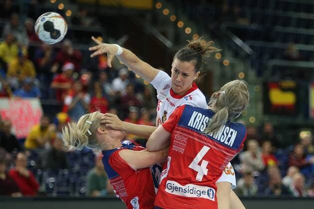 Leipzig, 11.12.2017, Arena Leipzig, Weltmeisterschaft 2017, Handball Frauen Achtelfinale. , Spanien (ESP) vs Norwegen (NOR) 23:31 (10:13) , Im Bild: Stine Bredal OFTEDAL (10, Norwegen), Silvia ARDERIUS MARTIN (8, Spanien) und Veronica Egebakken KRISTIANSEN (4, Norwegen) und ,