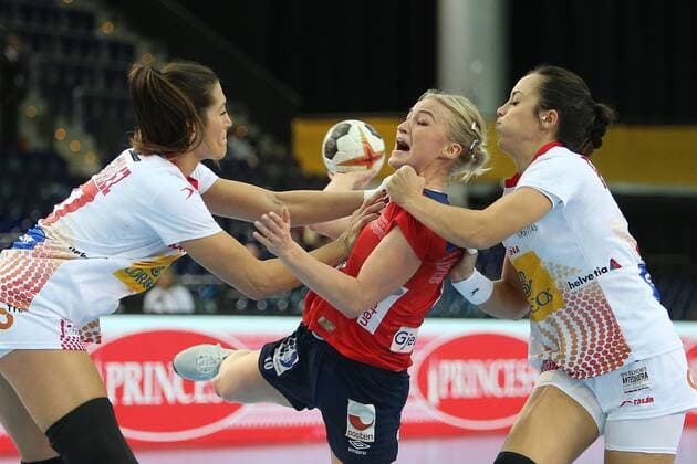 Leipzig, 11.12.2017, Arena Leipzig, Weltmeisterschaft 2017, Handball Frauen Achtelfinale. , Spanien (ESP) vs Norwegen (NOR) 23:31 (10:13) , Im Bild v.l.: Lara GONZALEZ ORTEGA (27, Spanien), Stine Bredal OFTEDAL (10, Norwegen) und Paula GARCIA AVILA (19, Spanien) ,