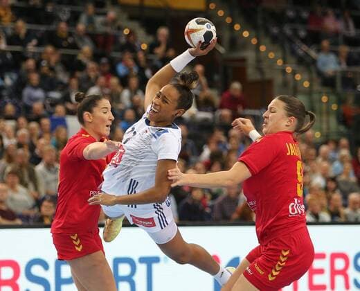 Frankreich - Montenegro Handball Frauen WM Leipzig, 12.12.2017, Arena Leipzig, Weltmeisterschaft 2017, Handball Frauen Viertelfinale. , Frankreich (FRA) vs Montenegro (MNE) , Im Bild v.l.: Milena RAICEVIC (90, Montenegro), Estelle NZE MINKO (27, Frankreich) und Durdina JAUKOVIC (9, Montenegro) ,