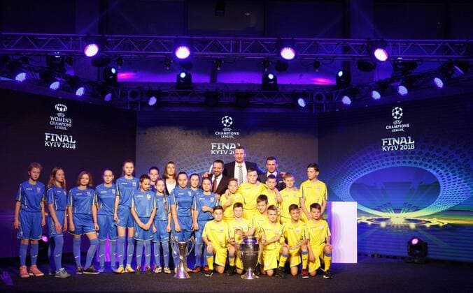 Fußball, CL, Finale-Logo wird in Kiew präsentiert Fußball, CL, Präsentation des Champions League Pokals in Kiew December 12, 2017 - Kiev, Ukraine - Ukraine s national soccer team coach Andriy Shevchenko ( on top,R) and Kiev Mayor Vitali Klitschko (on top,C) and Ukrainian children pose with the UEFA Champions League and UEFA Women s Champions League trophies, during the presentation of the logo of the 2018 Champions League final soccer match in Kiev, Ukraine, 12 December, 2017. The UEFA Champions League final will be played at the Olimpiyskiy stadium on 26 May 2018 in Kiev. Presentation of the logo of the 2018 UEFA Champions League final - ZUMAn230 20171212_zaa_n230_193 Copyright: xStrx