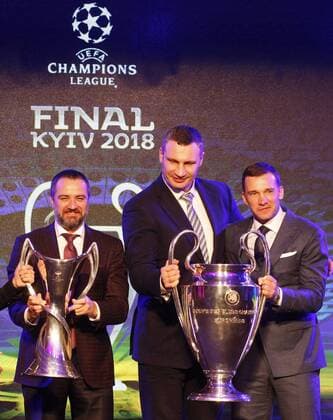Fußball, CL, Finale-Logo wird in Kiew präsentiert Fußball, CL, Präsentation des Champions League Pokals in Kiew December 12, 2017 - Kiev, Ukraine - Ukraine s national soccer team coach Andriy Shevchenko (R) and Kiev Mayor Vitali Klitschko (C) pose with the UEFA Champions League trophy, during the presentation of the logo of the 2018 Champions League final soccer match in Kiev, Ukraine, 12 December, 2017. The UEFA Champions League final will be played at the Olimpiyskiy stadium on 26 May 2018 in Kiev. Presentation of the logo of the 2018 UEFA Champions League final - ZUMAn230 20171212_zaa_n230_196 Copyright: xStrx
