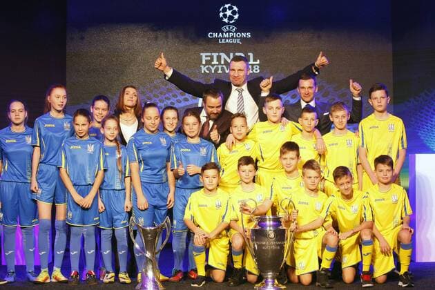 Fußball, CL, Finale-Logo wird in Kiew präsentiert Bilder des Tages - SPORT Fußball, CL, Präsentation des Champions League Pokals in Kiew December 12, 2017 - Kiev, Ukraine - Ukraine s national soccer team coach Andriy Shevchenko ( on top,R) and Kiev Mayor Vitali Klitschko (on top,C) and Ukrainian children pose with the UEFA Champions League and UEFA Women s Champions League trophies, during the presentation of the logo of the 2018 Champions League final soccer match in Kiev, Ukraine, 12 December, 2017. The UEFA Champions League final will be played at the Olimpiyskiy stadium on 26 May 2018 in Kiev. Presentation of the logo of the 2018 UEFA Champions League final - ZUMAn230 20171212_zaa_n230_197 Copyright: xStrx