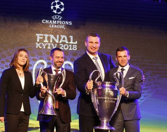 Fußball, CL, Finale-Logo wird in Kiew präsentiert Fußball, CL, Präsentation des Champions League Pokals in Kiew December 12, 2017 - Kiev, Ukraine - (from L to R) : Ukrainian women national soccer player IYA ANDRUSCHAK, Football federation of Ukraine president ANDRIY PAVLENKO, Kiev city mayor VITALI KLITSCHKO and Ukrainian national soccer player ANDRIY SHEVCHENKO pose with the Champions League and the Women s Champions League trophies, during the presentation of the logo of the 2018 UEFA Champions League final in Kiev, Ukraine, on 12 December 2017. The UEFA Champions League final will be played at the Olimpiyskiy stadium in Kiev on 26 May 2018. Presentation of the logo of the 2018 UEFA Champions League final - ZUMAg194 20171212_zap_g194_005 Copyright: xSergxGlovnyx
