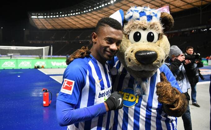 Themen der Woche - SPORT Bilder des Tages SPORT Salomon Kalou (Hertha BSC), freut sich nach dem Spiel in der Ostkurve, zusammen mit Herthinho Hertha BSC Berlin - Hannover 96 1. Bundesliga 2017 2018, 1. BL, 1. Bundesliga, DFL, Fußball, Fussball, soccer, Herren, Männer, Maenner, Deutschland, Germany Berlin, 13.12.2017, Olympiastadion