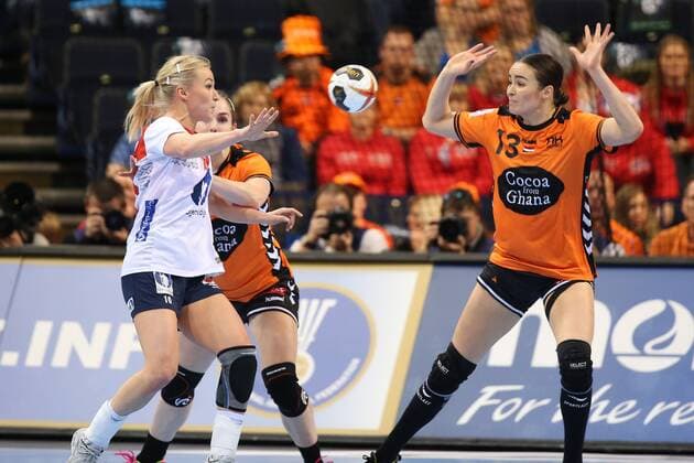 Handball, WM Damen, Niederlande - Norwegen Niederlande - Norwegen, 23. IHF Handball-Weltmeisterschaft der Frauen; Hamburg, 15.12.17 Hamburg, 15.12.17, Handball, 23. IHF Handball-Weltmeisterschaft der Frauen, Halbfinale, Niederlande - Norwegen : Stine Bredal Oftedal (Norwegen, 10), Yvette Broch (Niederlande, 13)