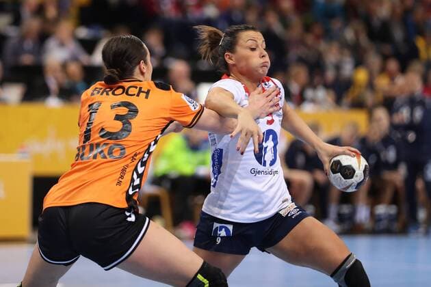 Niederlande - Norwegen, 23. IHF Handball-Weltmeisterschaft der Frauen; Hamburg, 15.12.17 Hamburg, 15.12.17, Handball, 23. IHF Handball-Weltmeisterschaft der Frauen, Halbfinale, Niederlande - Norwegen : Nora Moerk (Norwegen, 09), Yvette Broch (Niederlande, 13)